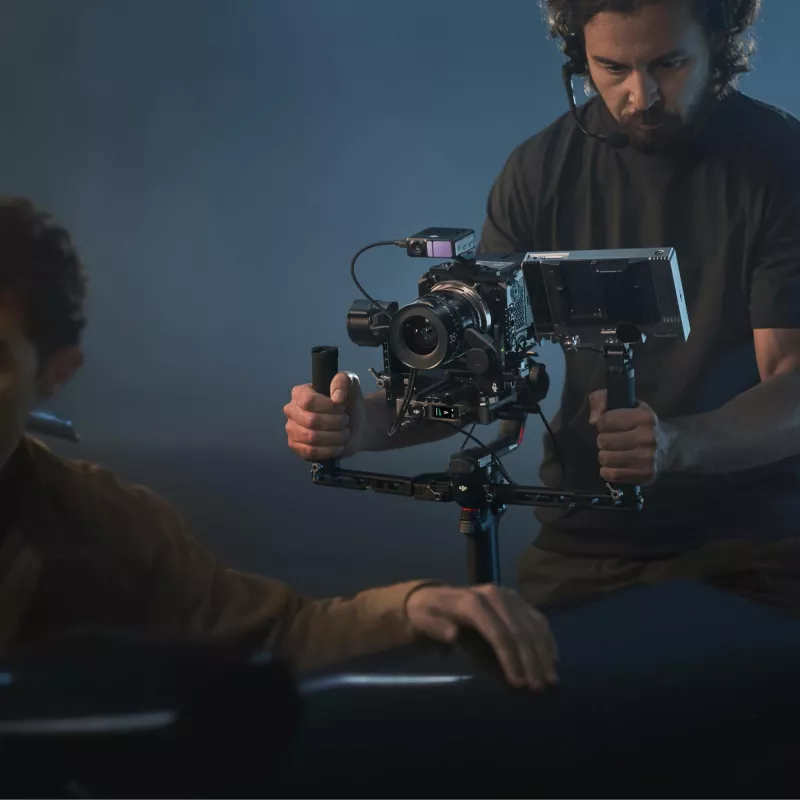 Hand camera stabilizer DJI RS 4 Pro Combo Must süsinikkiud 13h aku