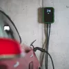 Elektrisõiduki laadimisjaam roheline Cell EV14 22 kW must alumiinium seinale