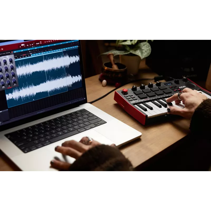 MIDI klaviatuur Akai MPK Mini Play Mk3 25 klahvi USB must punane
