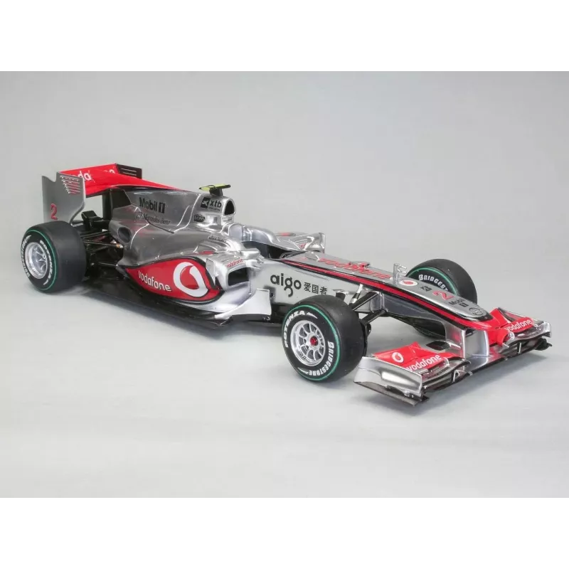 REVELL plastikmudel McLaren Mercedes MP4-25 Lewis Hamilton — 1:24 mõõtkavas komplekt