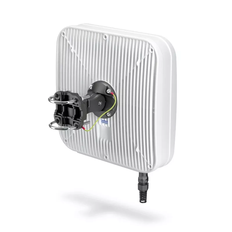 Suundantenn QuWireless AXRL — 7 dBi, 0,694–0,96 / 1,7–2,2 / 2,2–2,7 GHz, PoE/LAN, kahepoolne polarisatsioon