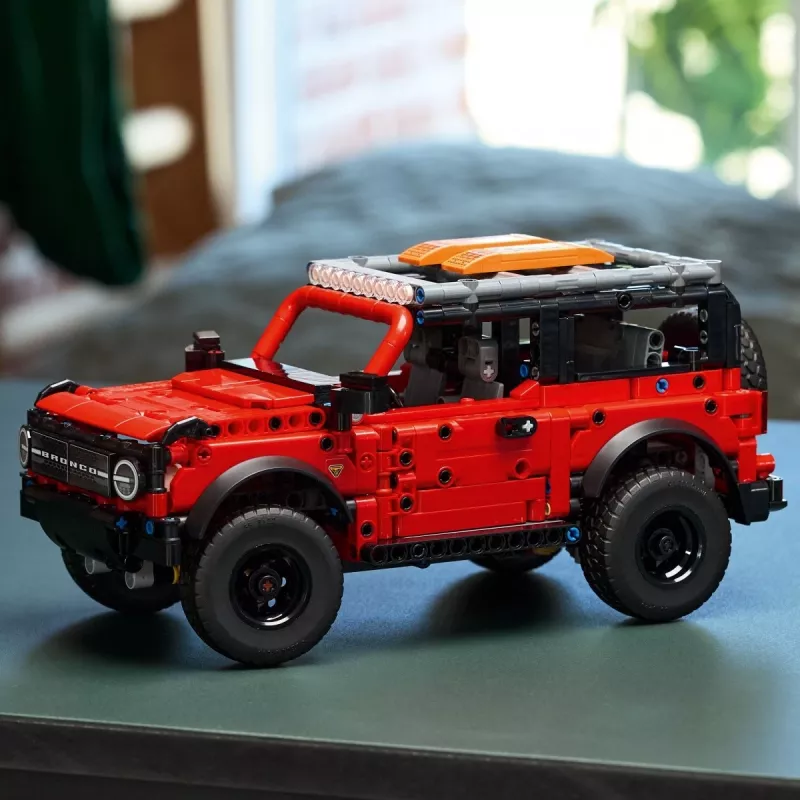 LEGO Technic konstruktsioonikomplekt Ford Bronco Off-Roader 4x4 mudel 42213 — 943 tükki, vanus 9+