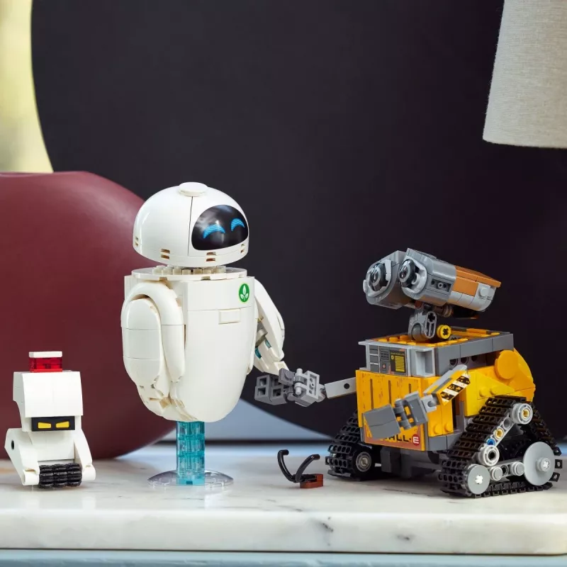 LEGO ehituskomplekt Disney Pixar WALL·E ja EVE 43279 — 811 tükki, 130 mm kõrgus, alates 18. eluaastast