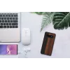 Nutitelefoni ümbris man and wood Samsung Galaxy S10 jaoks — eebenmust, kaitsev puidust tagakülg ja raam