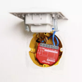 Nutika lüliti Shelly 1PM Gen4 — juhtmevaba, 110–240 V AC, max 240 V, võimsuse mõõtmine, 16 A, 42×16×37 mm