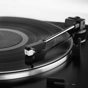 Audio-Technica Unisex AT-LP60XUSB Täisautomaatne rihmveoga plaadimängija, analoog- ja USB-ühendusega, must