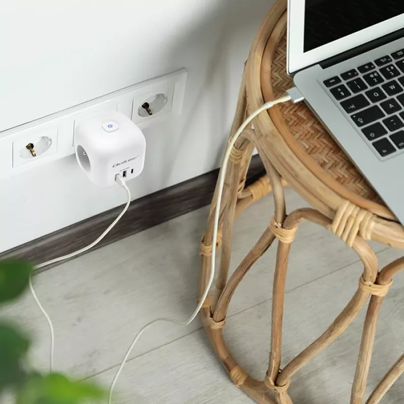 Pikendusjuhe QOLTEC 52548 3 vahelduvvoolupesaga ja USB-pordiga