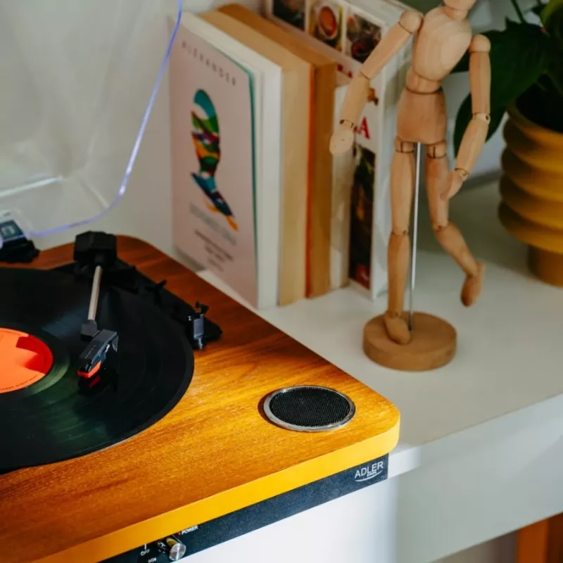 Analoog-vööajamiga plaadimängija Adler AD 1914, USB-pesa, keraamiline alustaldrik, DC-mootor, 33 1/3 p/min, Bluetooth 5.4, RCA-väljundid, sisseehitatud kõlarid