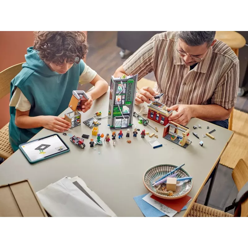 LEGO Marvel komplekt 76324 Spider-Man vs. Oscorp ehitusmänguasi, 808 detaili, 8 minifiguuri, vanusele 10+