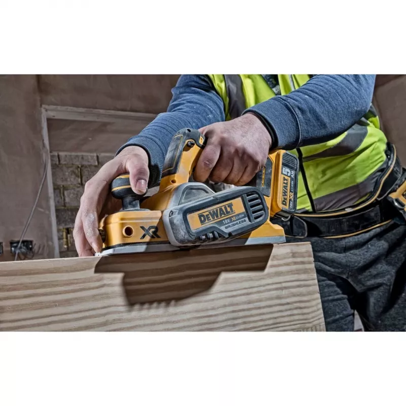 Käsihöövel DeWALT DCP580N-XJ — juhtmeta Li-Ion, 82 mm höövelduslaius, 15 000 p/min, 2,5 kg