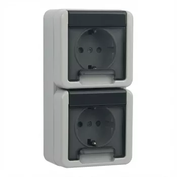 Schuko pistikupesa Gira 4780 30 — 250 V, 16 A, hall, plastkorpus