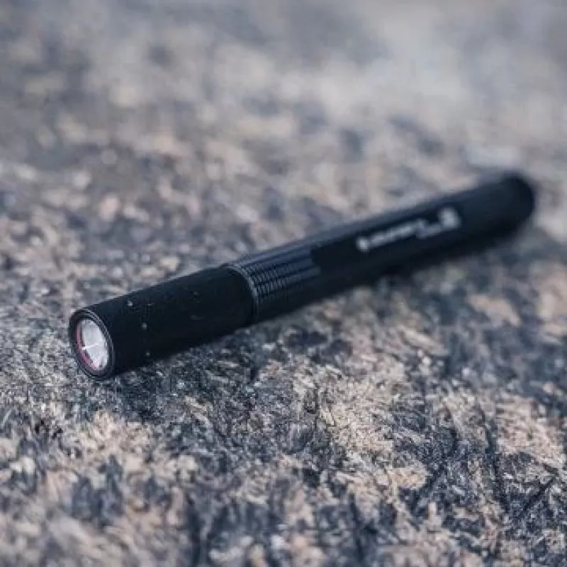 Pen flashlight Ledlenser P4 Must — kompaktne LED-pastakavalgusti, 180 lm, 90 m valgusvihk, AAA x2, IP54