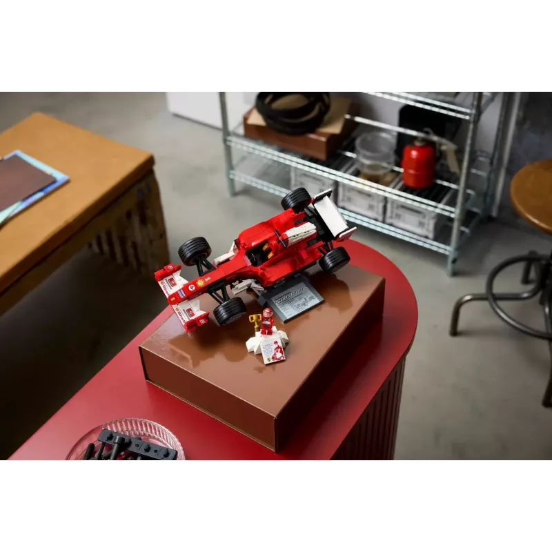 LEGO ICONS 11375 Ferrari F2004 ja Michael Schumacher
