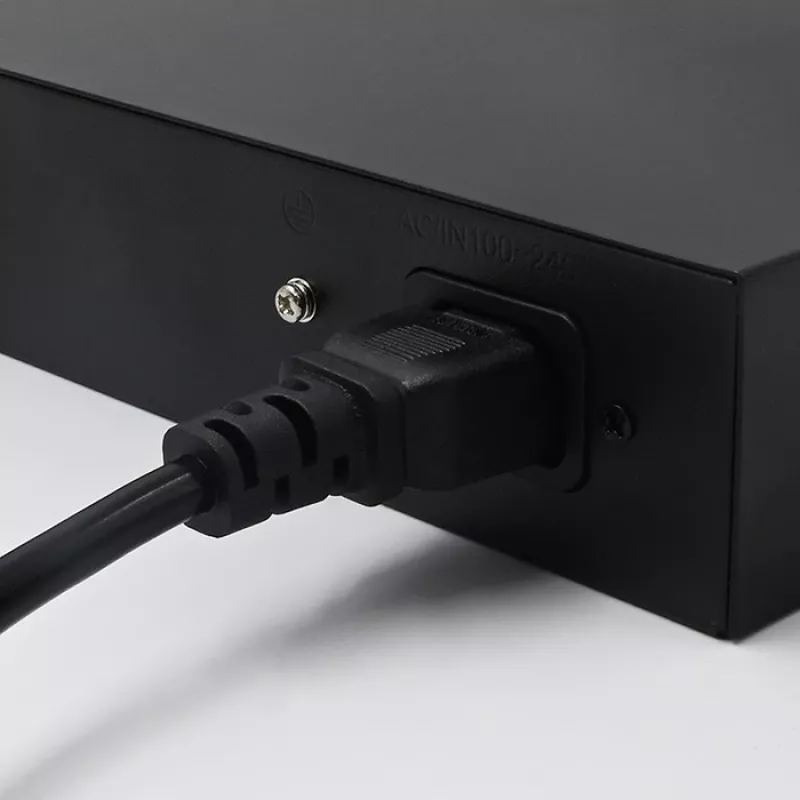 Võrgukommutaator QOLTEC FAST Ethernet PoE 8xRJ45 koos 2xRJ45 üleslingiga (mudel 52290)