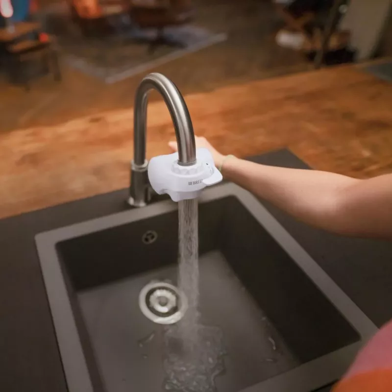 Kraaniveefilter BRITA ON TAP V CU CE2 (1052067) — 4-astmeline, 600 l mahutavus, 3 režiimi, 5 adapterit, valge