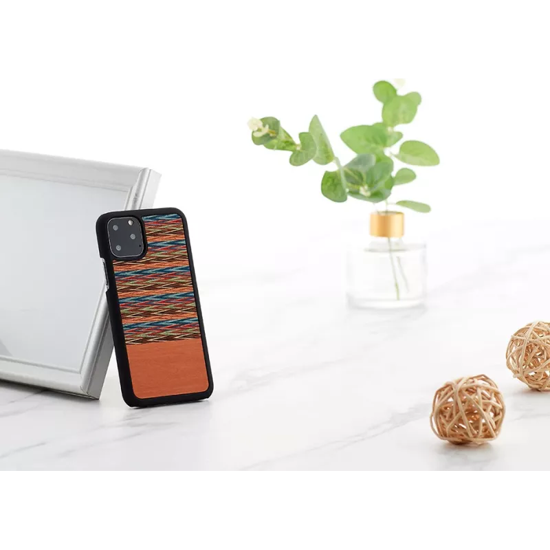 nutitelefoni ümbris man and wood iPhone 11 Pro jaoks — pruun ruuduline must musta äärisega