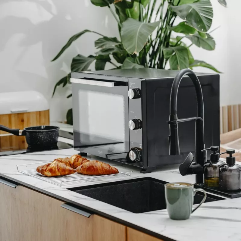 Elektriahi Adler AD 6028 — 60 L, 2000 W, vabalt paigutatav, pöördnupud, rotisserie, max 230°C, must