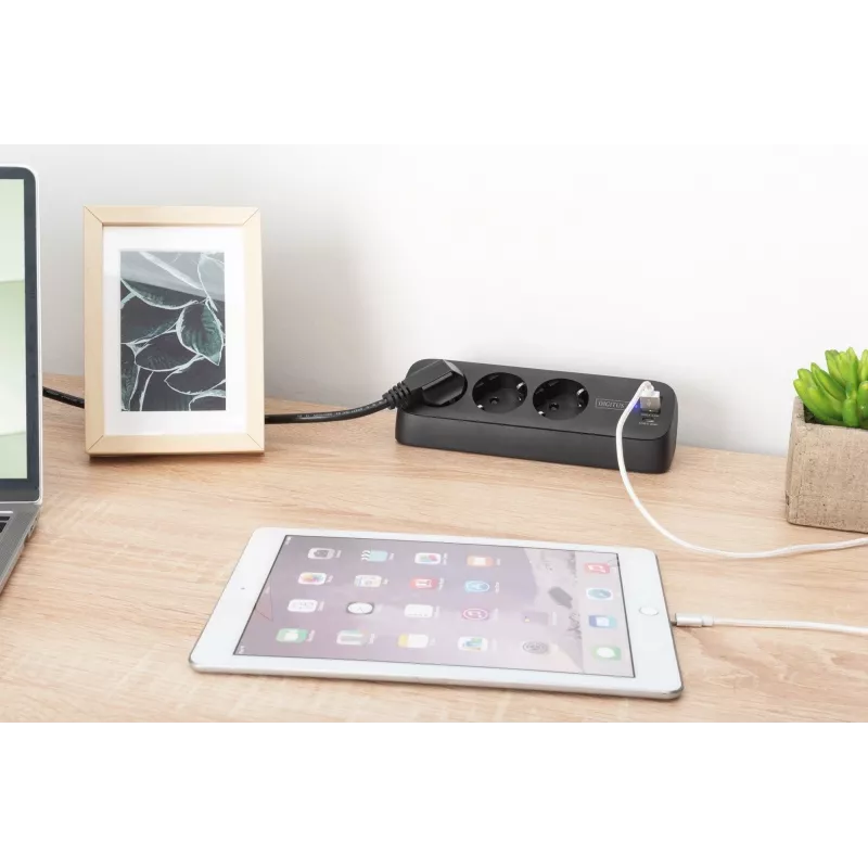 Pistikupesa DIGITUS 3-suunaline 2×USB-A ja 1×USB-C, 3 vahelduvvoolu pistikupesa tüüp E/F, 1,5 m kaabel, must