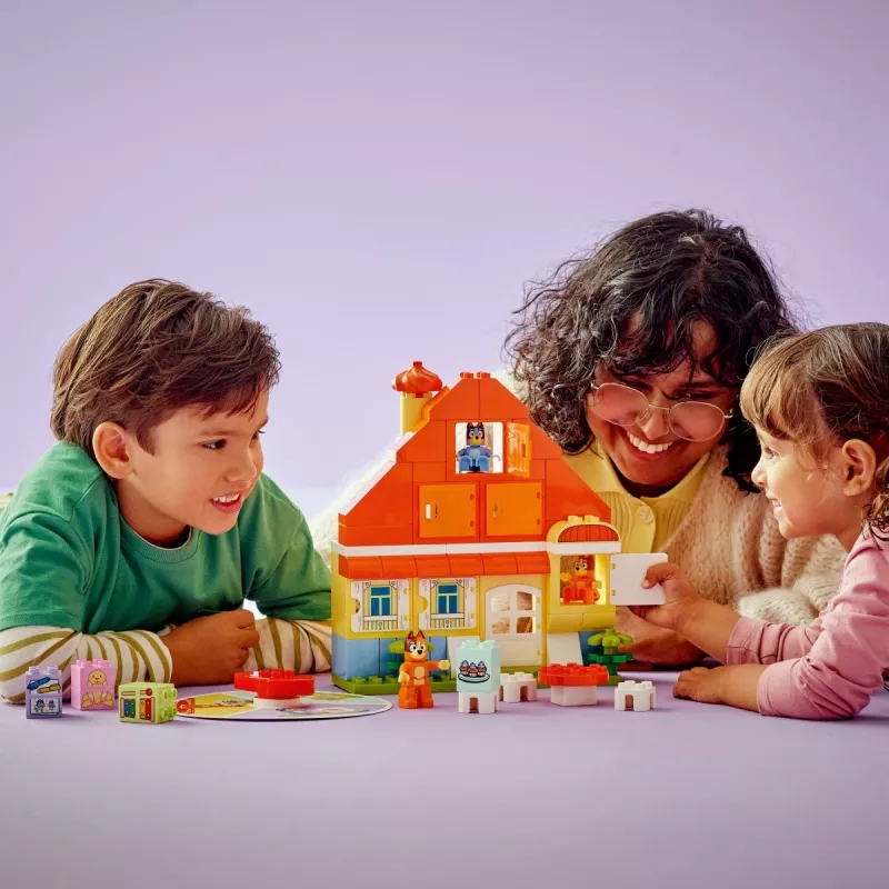 Ehitusmänguasi LEGO Bluey peremaja ja mälumänguga 10459 — 83 tk, 3 minifiguuri, vanus 3+