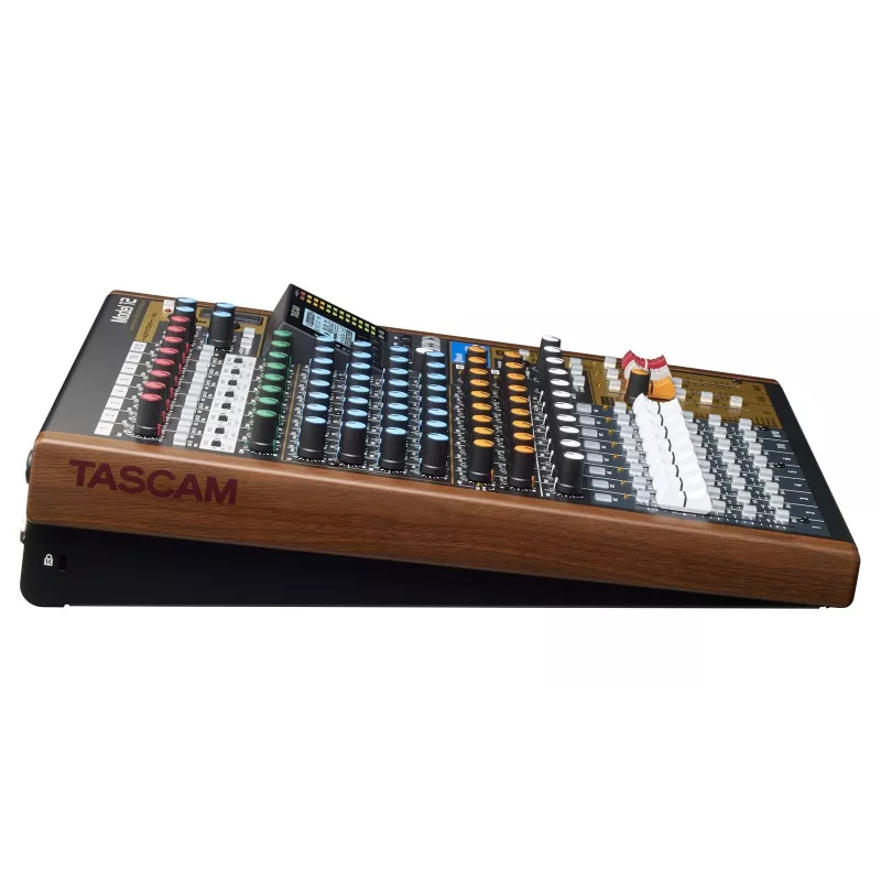 Mikser Tascam Model 12 — 12‑kanaliline analoog-/digitaalmikser, 24‑bitine, 48 kHz, USB‑C, SD-kaart, Bluetooth 5.0