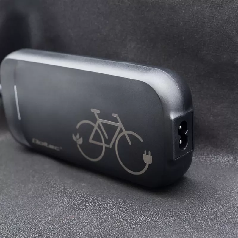 Ebike laadija QOLTEC 50332 — 36V/42V väljund, 2A, 5,5×2,1 mm pistik