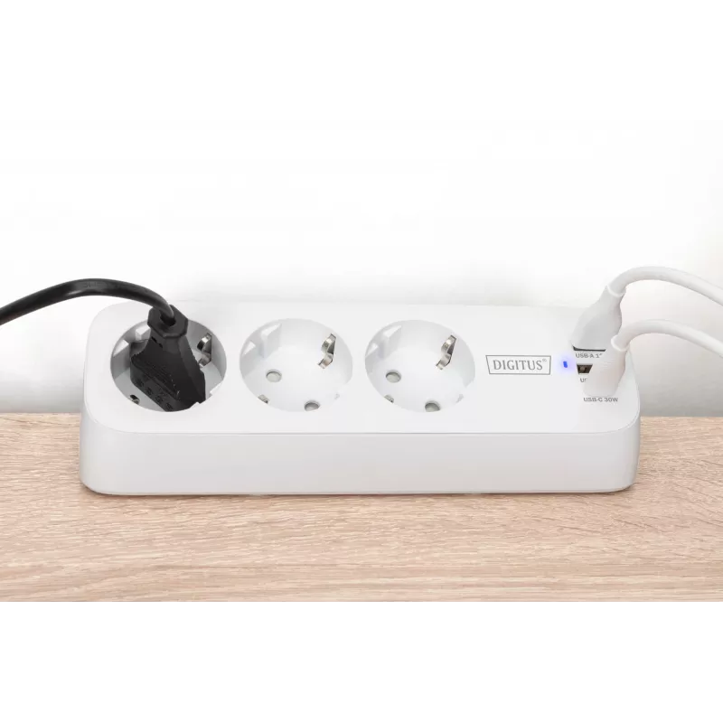 Pistikupesadega pikendusjuhe DIGITUS 3-ooline, 2×USB-A ja 1×USB-C, 3 vahelduvvoolu pistikupesa tüüp E/F, 1,5 m kaabel, valge
