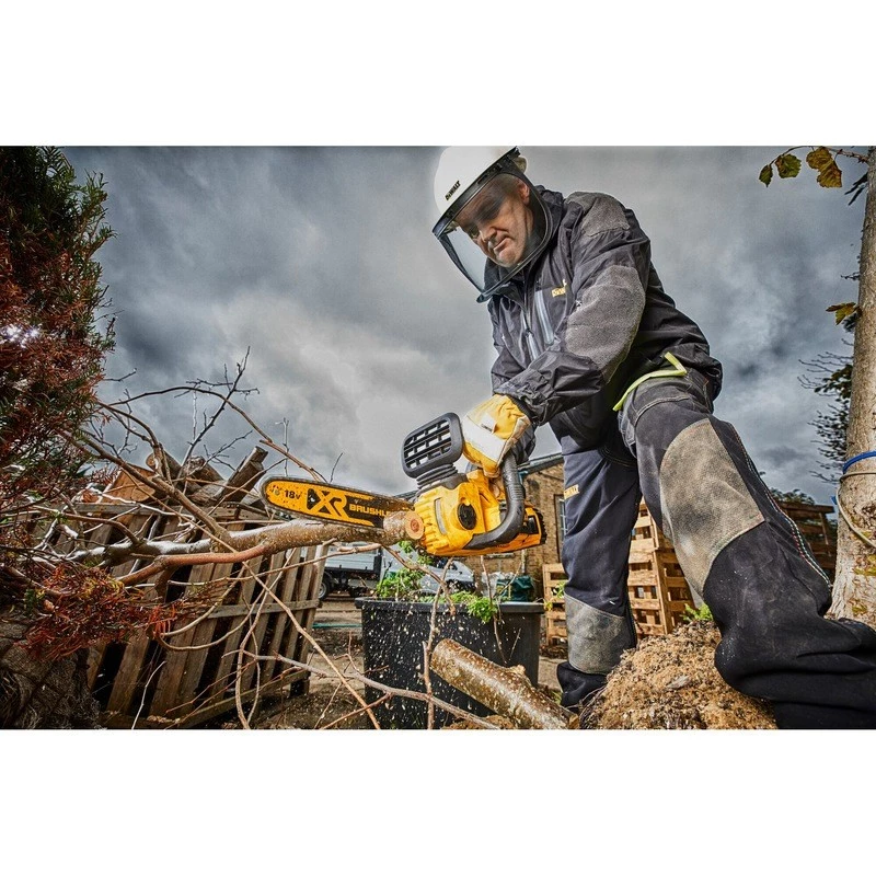 Kettsaag DeWALT DCM565N-XJ — juhtmeta akutoitel, 30 cm latt, 5 Ah aku mahutavus, 0,14 L õlipaak