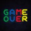 Neoonsilt MANTA SNL102MT — 'Game Over' stiilis valgustatud seinakaunistus, pistikühendusega LED-neoonefekt