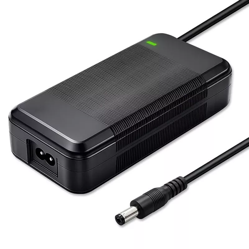 Laadija QOLTEC 36V–42V 4A e-jalgrattale, alalisvoolupistik 5,5×2,1 mm