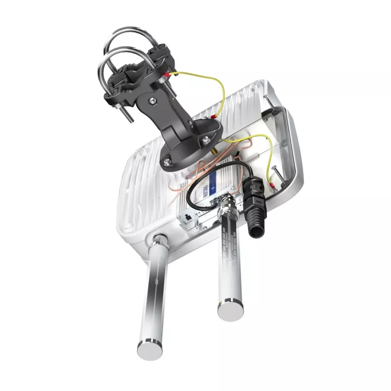 Suundantenn QuWireless QuMax A360M — suunatav PoE/LAN-antenn, 0,694–2,7 GHz sagedusalad, 4–6 dBi võimendus, vertikaalne polarisatsioon