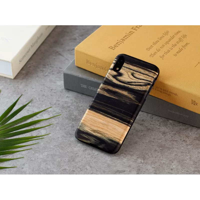 Man and wood telefonikott iPhone XR-ile — valge eebenipuu mustast puidust tagakaas, kaitsev ümbris