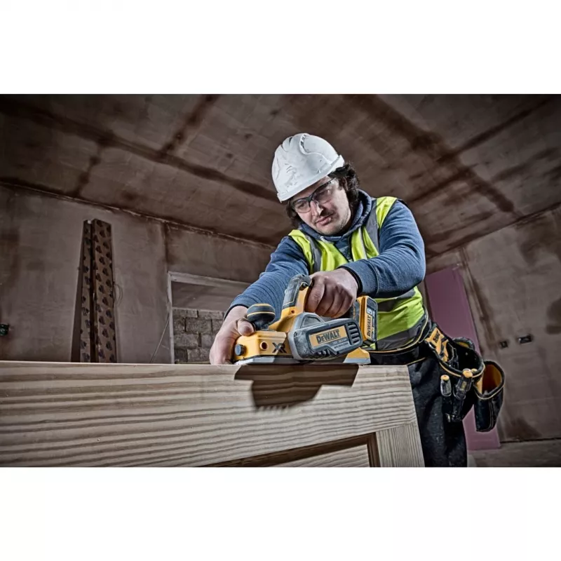 Käsihöövel DeWALT DCP580N-XJ — juhtmeta Li-Ion, 82 mm höövelduslaius, 15 000 p/min, 2,5 kg