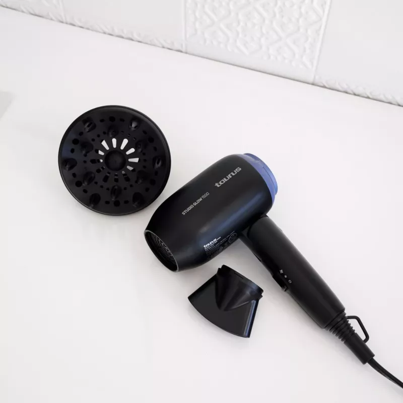 Föön Taurus Studio Glow 1500 — 1400 W, 3 kuumusastet, 2 kiirust, kokkupandav, riputatav, must