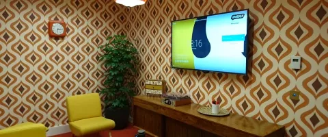 Koosolekuruumi ekraanid: projektor või suurekujuline kuva?