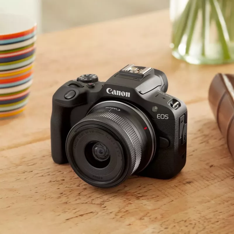 Canon EOS R100 + RF-S 18-45mm F4.5-6.3 IS STM Kit MILC 24.1 MP CMOS 6000 x 4000 pikslit must