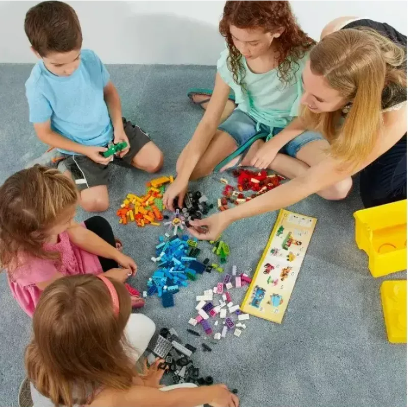 Ehituskomplekt LEGO Classic 10698 — 790 klotsi, mitmevärviline, 33 värvi, sisaldab rohelisi alusplaate ja tarvikuid
