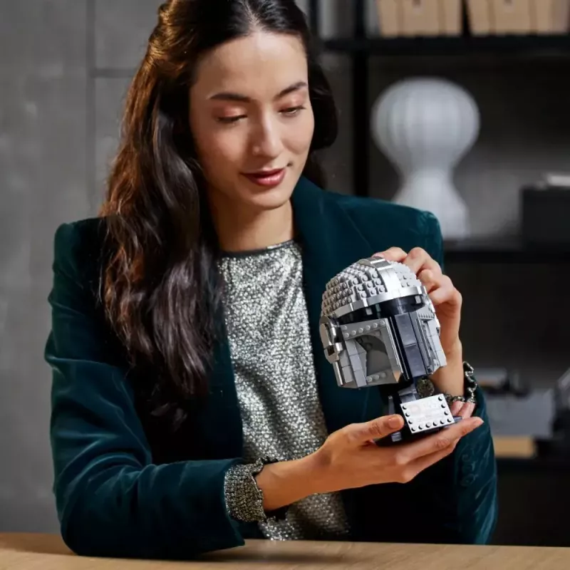 Konstruktsioonimänguasi LEGO Mandaloriani kiiver 75328 — Star Warsi väljapanekumudel, kogutav komplekt, 584 tükki, vanusele 18+
