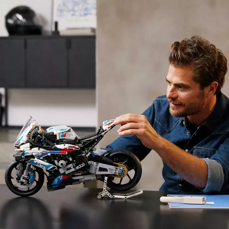 LEGO Technic mootorratta mudel BMW M1000RR 42130 detailse mootori ja töötava vedrustusega