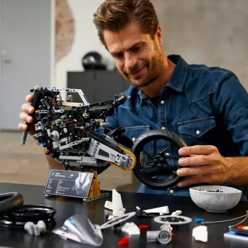 LEGO Technic mootorratta mudel BMW M1000RR 42130 detailse mootori ja töötava vedrustusega