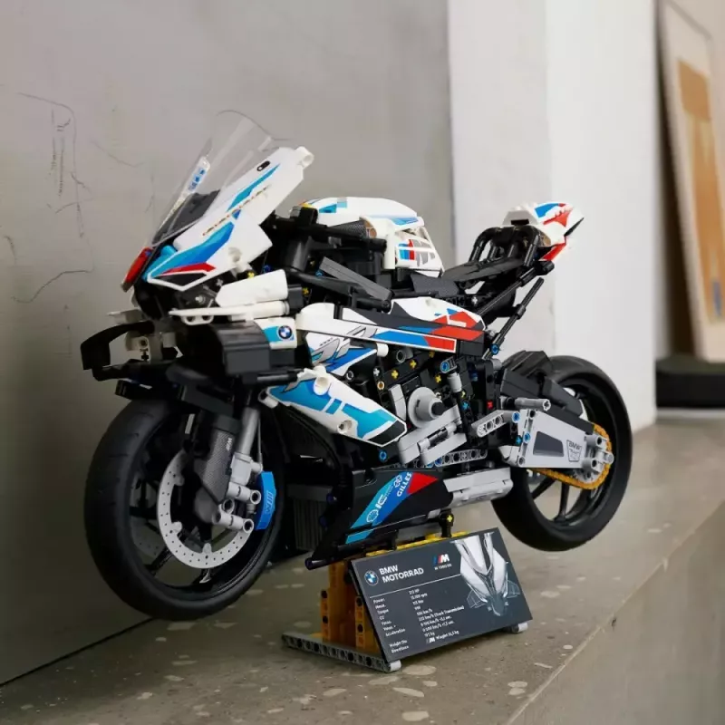 LEGO Technic mootorratta mudel BMW M1000RR 42130 detailse mootori ja töötava vedrustusega