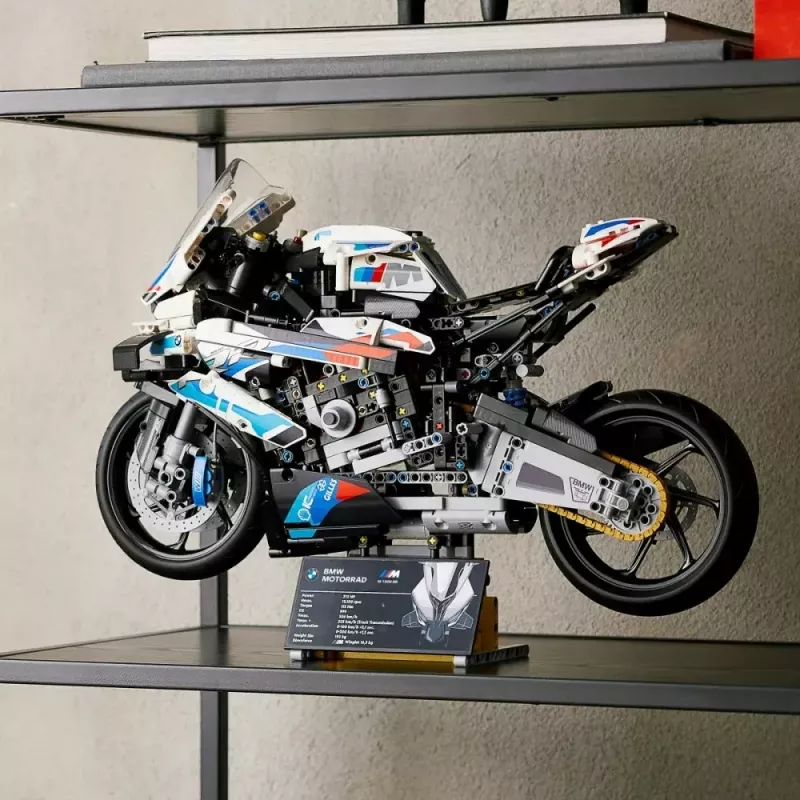 LEGO Technic mootorratta mudel BMW M1000RR 42130 detailse mootori ja töötava vedrustusega