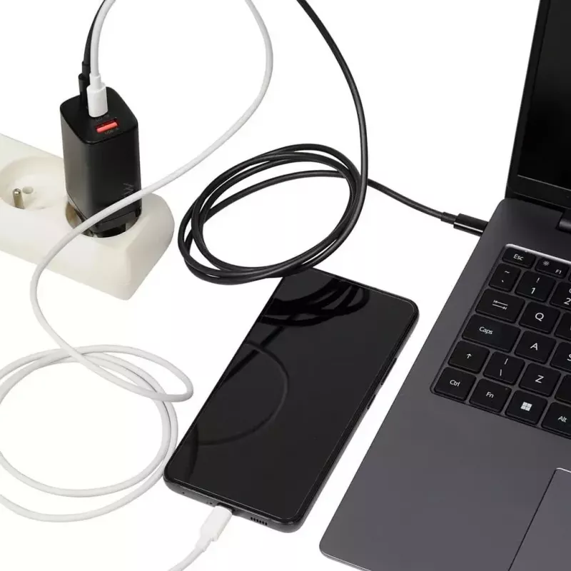 Vahelduvvoolu mobiilseadmete laadija IBOX ILUC65B — 65 W, 3x USB (2x USB‑A Gen1, 1x USB‑C), must, 100–240 V