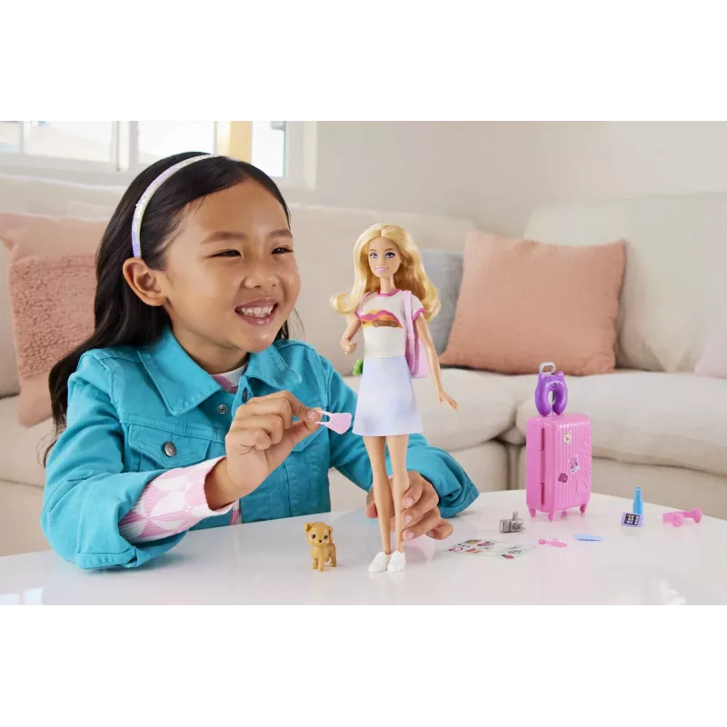 Barbie Dreamhouse Adventures nukk ja tarvikud, „Malibu“ reisikomplekt kutsika ja enam kui 10 osaga, sealhulgas töötav kohver