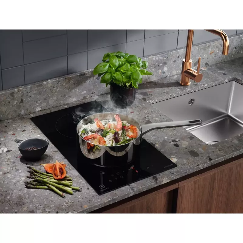 Induktsioonpliit Electrolux LIT30230C — 2-tsooniline sisseehitatav, 29 cm laius, must, puutetundlik juhtimine, 210/145 mm tsoonid