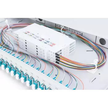 DIGITUS Fiiberoptiline Liugümbersplaisimiskarp, 1U, varustatud 24x LC dupleks, sh M 25 kruvi, splaissikassett OM3 värvilised notsud, adapter