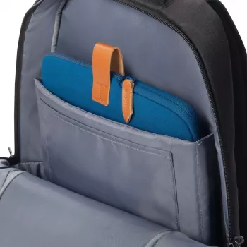 DICOTA Skin Urban- 16in MacBook Sleeve - Tumepunane / Taaskasutatud polüester neopreenkangas