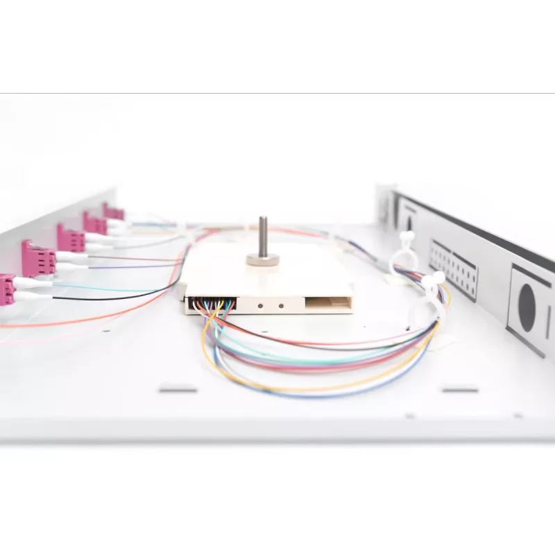 DIGITUS fiiberoptiline liuguv liitmiskarp, 1U, varustatud 6x LC dupleks, kaasa arvatud M 25 kruvi, liitmiskassett OM4 värvilised kiuotsad, adapter