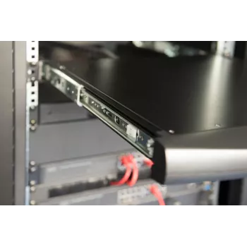 DIGITUS modulaarne 43,2 cm (19 tolli) HD TFT konsool 8 pordiga KVM-lülitiga. RAL 9005 must - GE klaviatuur