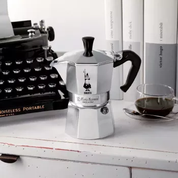 Moka pot BIALETTI Moka Express 0,2 L alumiinium must — 3 tassi (200 ml), mitte induktsioonile
