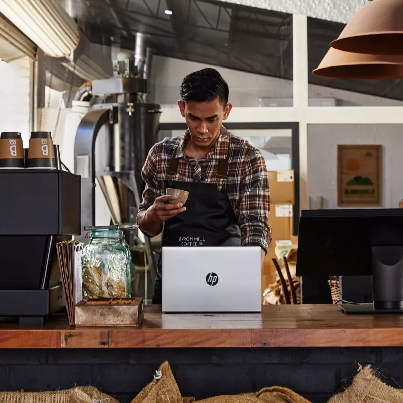 HP ProBook 445 G9 AMD Ryzen™ 5 5625U sülearvuti 35,6 cm (14 tolli) Full HD 8 GB DDR4-SDRAM 256 GB SSD Wi-Fi 6 (802.11ax) Windows 11 Pro hõbedane